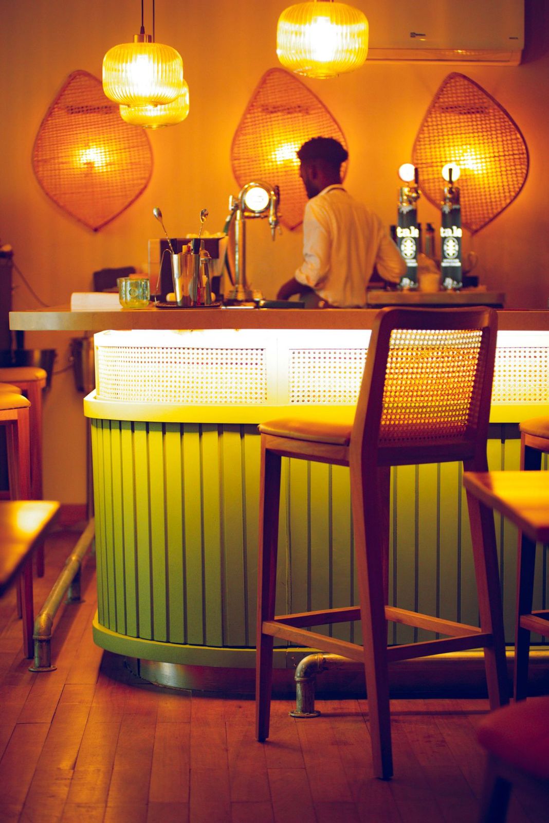 Comptoir de bar éclairé d’une lumière orangée