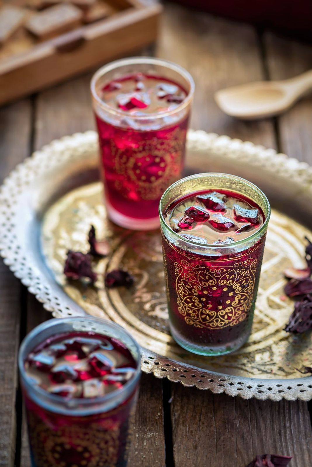Verres ciselés remplis de jus d’hibiscus rouge sur un plateau