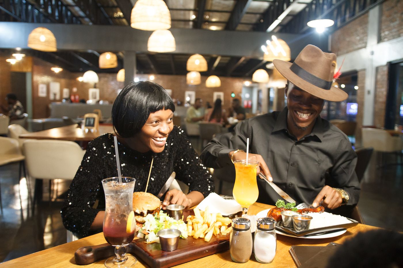 Couple souriant partageant un repas au restaurant
