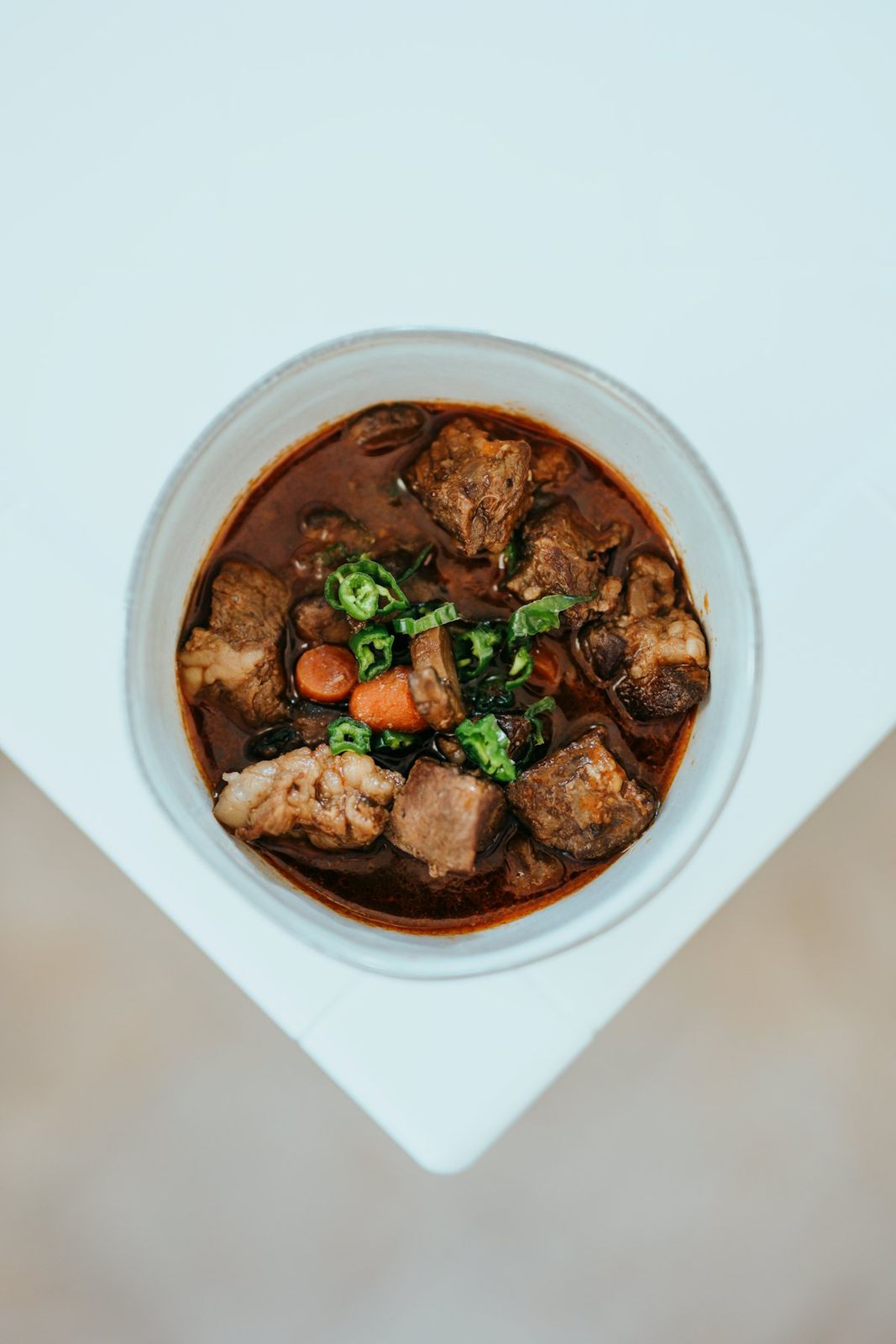 Bol de ragoût de viande et de légumes vu du dessus