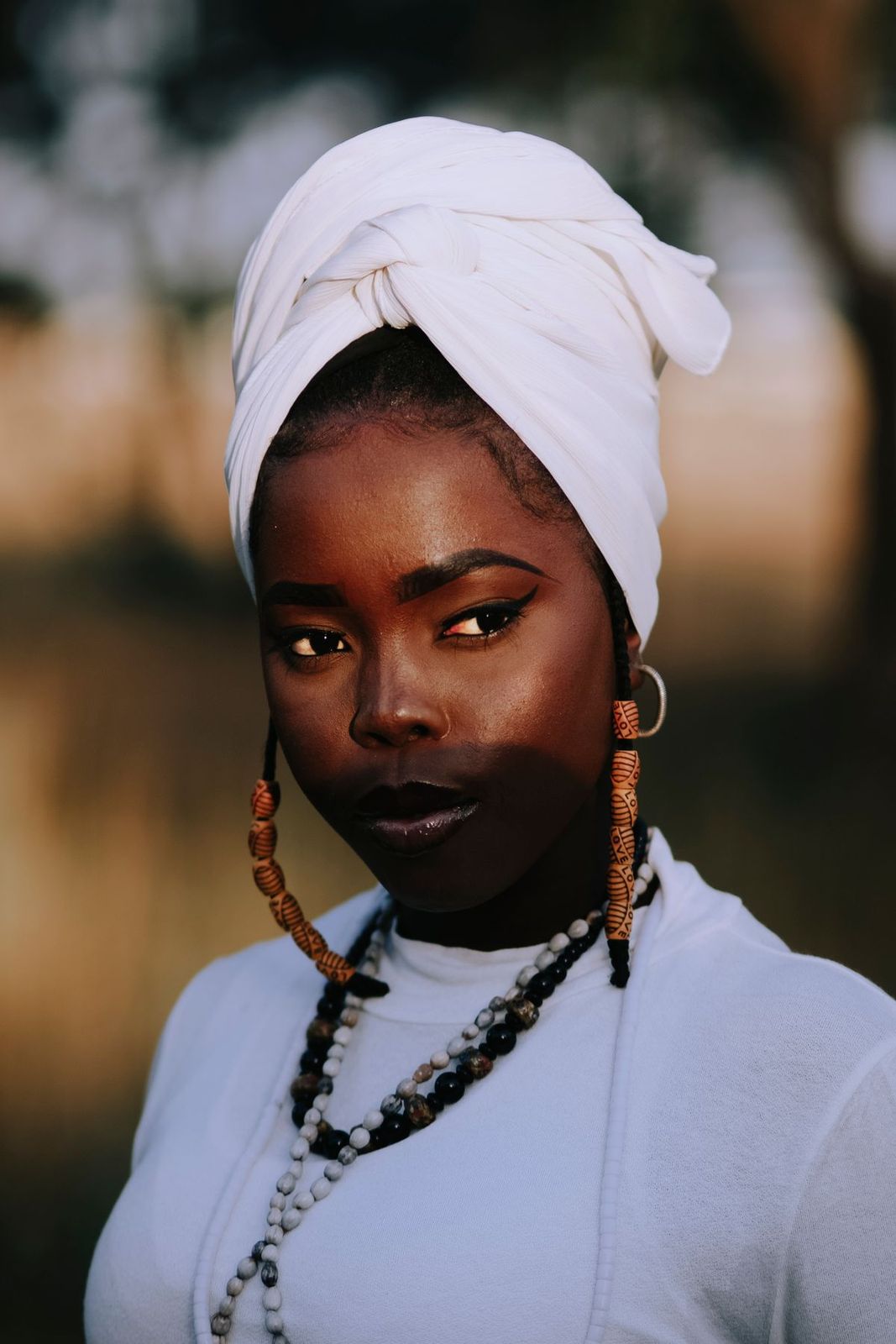 Portrait d’une femme portant un foulard blanc et des bijoux