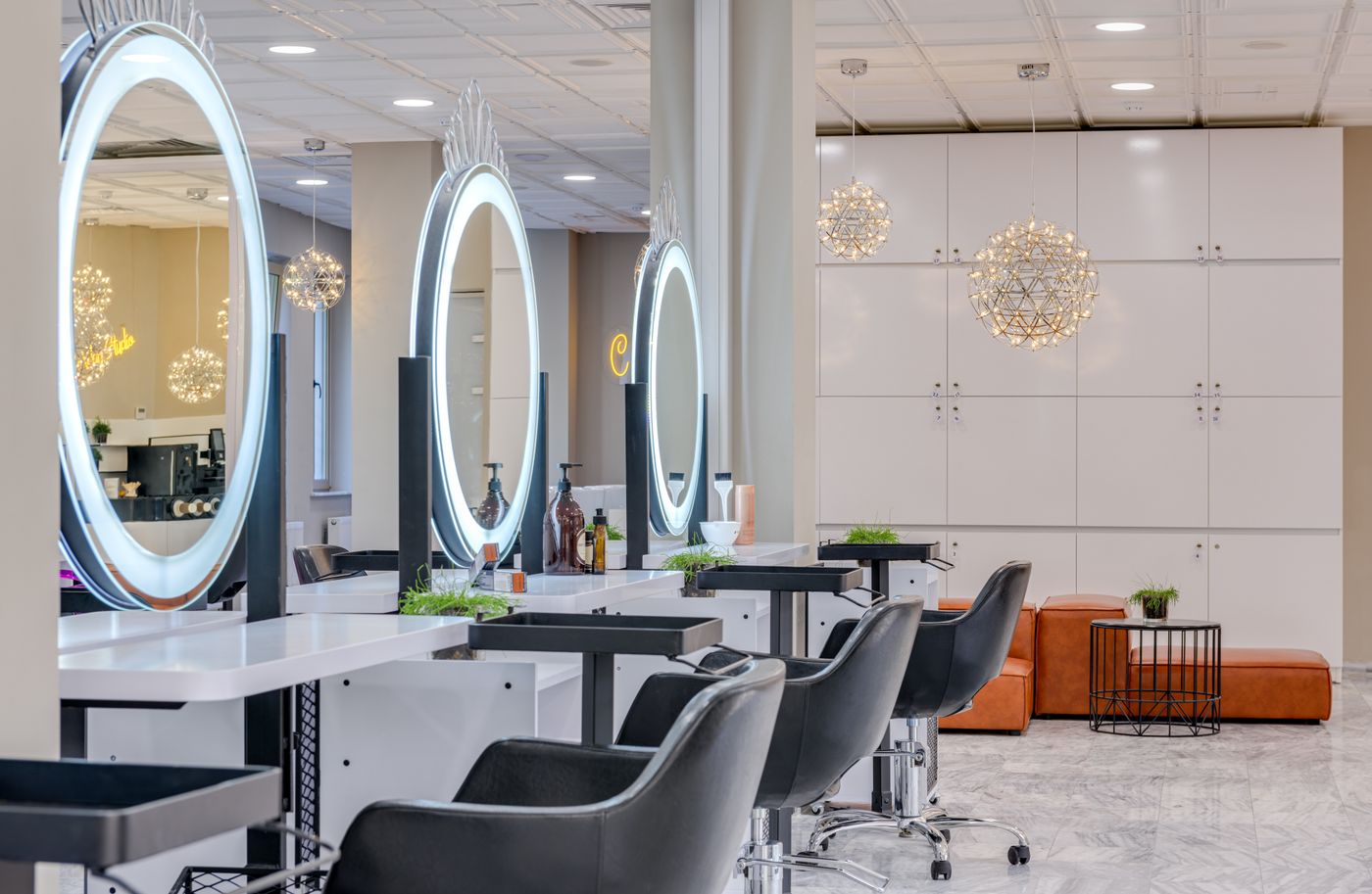 Intérieur de salon lumineux avec fauteuils en cuir et miroirs ronds éclairés